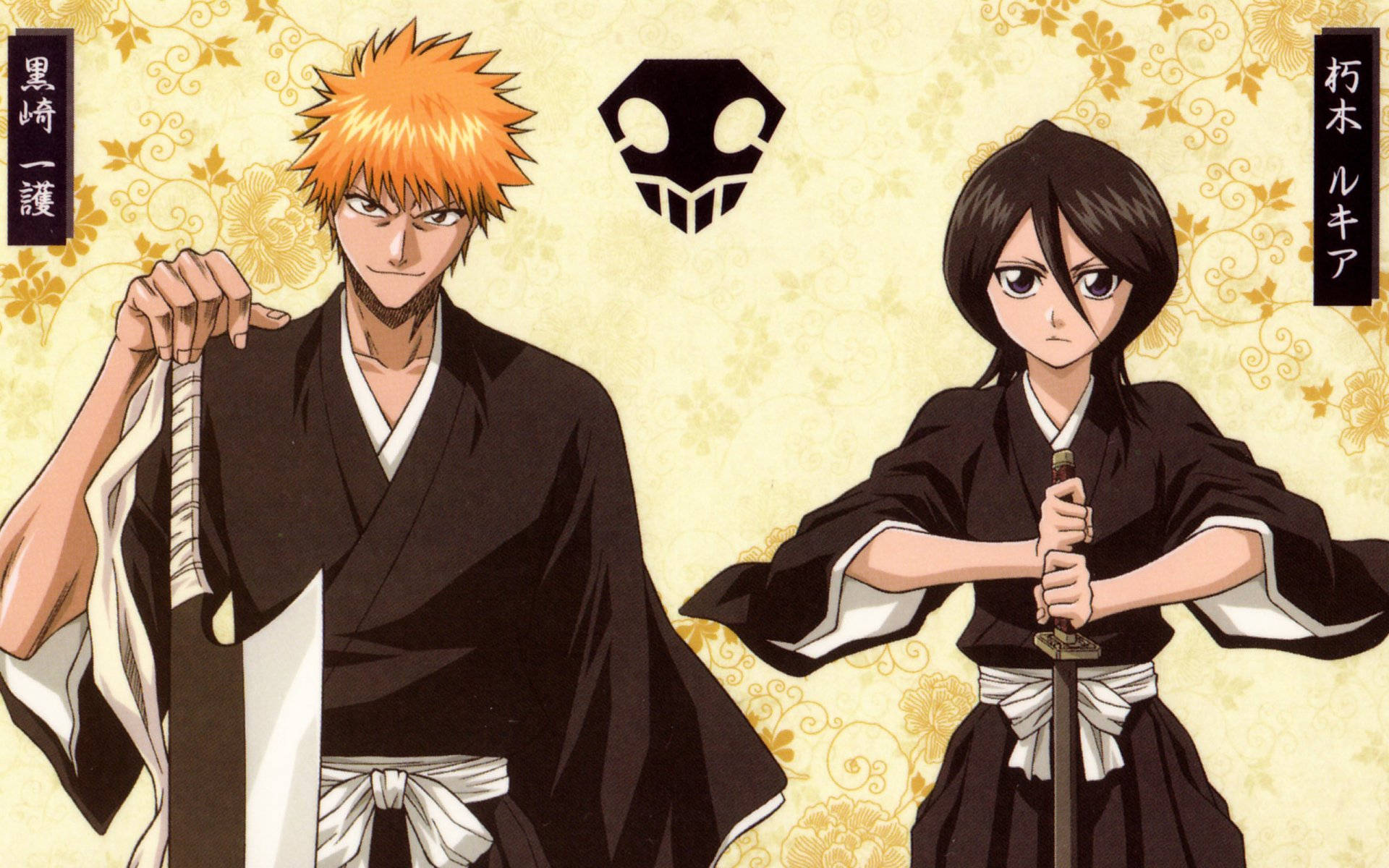 Ichigo Kurosaki 與 Rukia 和服造型 壁紙 — 兩個動漫角色身穿黑白神道袍，手持劍，站在金色花卉圖案背景前。