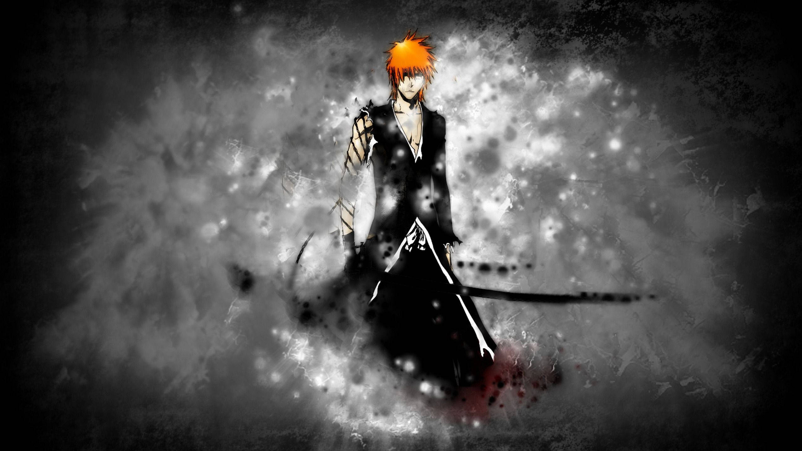 《死神》Ichigo 黑色美學編輯版 壁紙 — 一位火紅頭髮的動漫戰士身穿黑色服裝，在旋轉的煙霧和發光粒子中持劍站立。