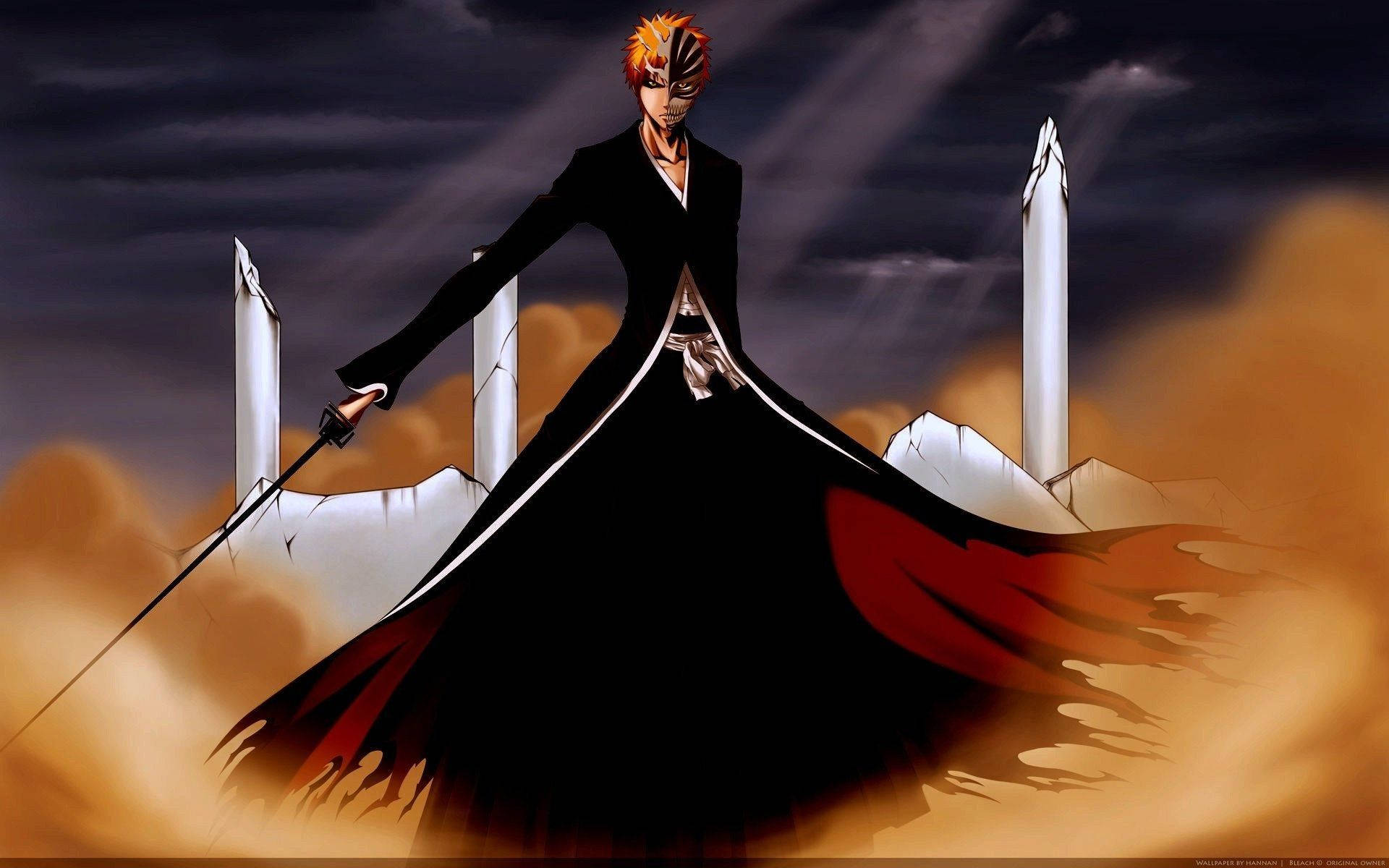 《死神》Ichigo - 準備保護朋友，迎戰最強敵人 壁紙 — 一位火紅頭髮的動漫戰士身穿黑色外套，手持劍，在風暴天空和發光的橙色雲層中蓄勢待發。