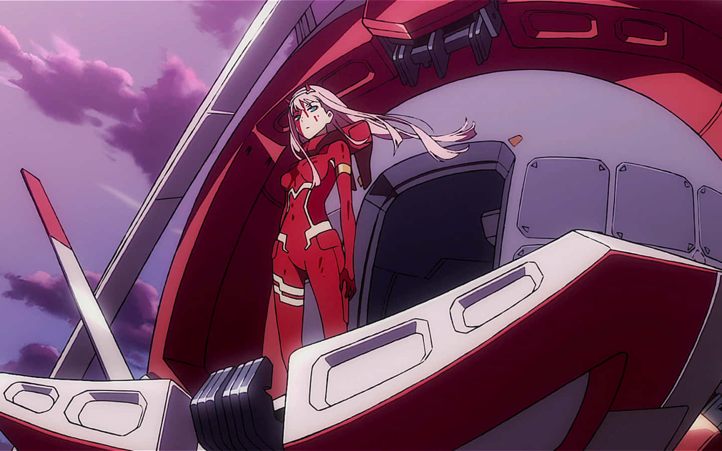 ICHIGO 與 ZERO TWO 重逢擁抱，Darling in the Franxx 壁紙 — 一位銀髮動畫機師穿著紅色飛行服，自信地站在未來風格的紅白機甲上，背景是紫色的黃昏天空。
