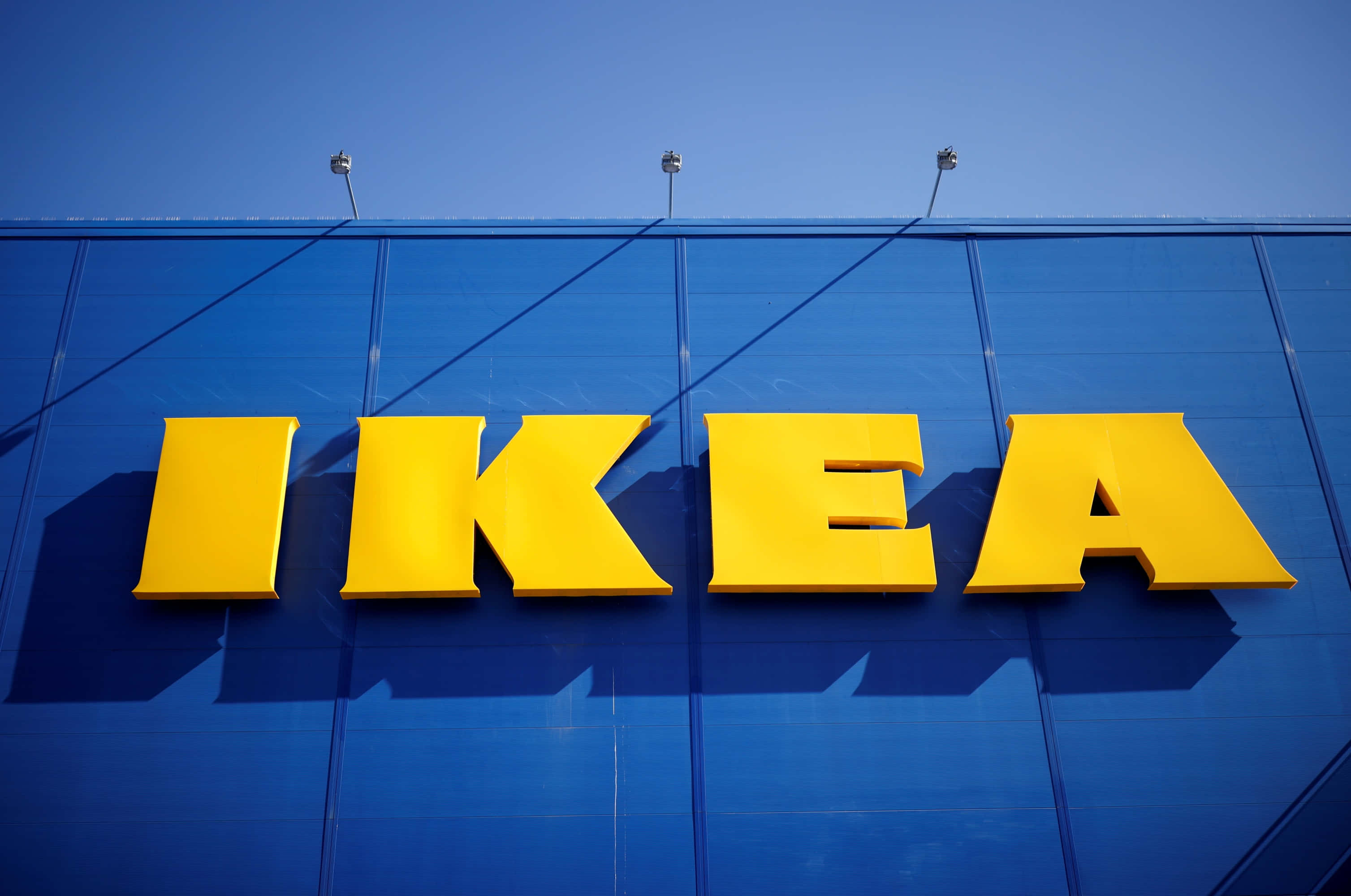 ikea嘅新標誌喺藍色建築物上面 壁紙