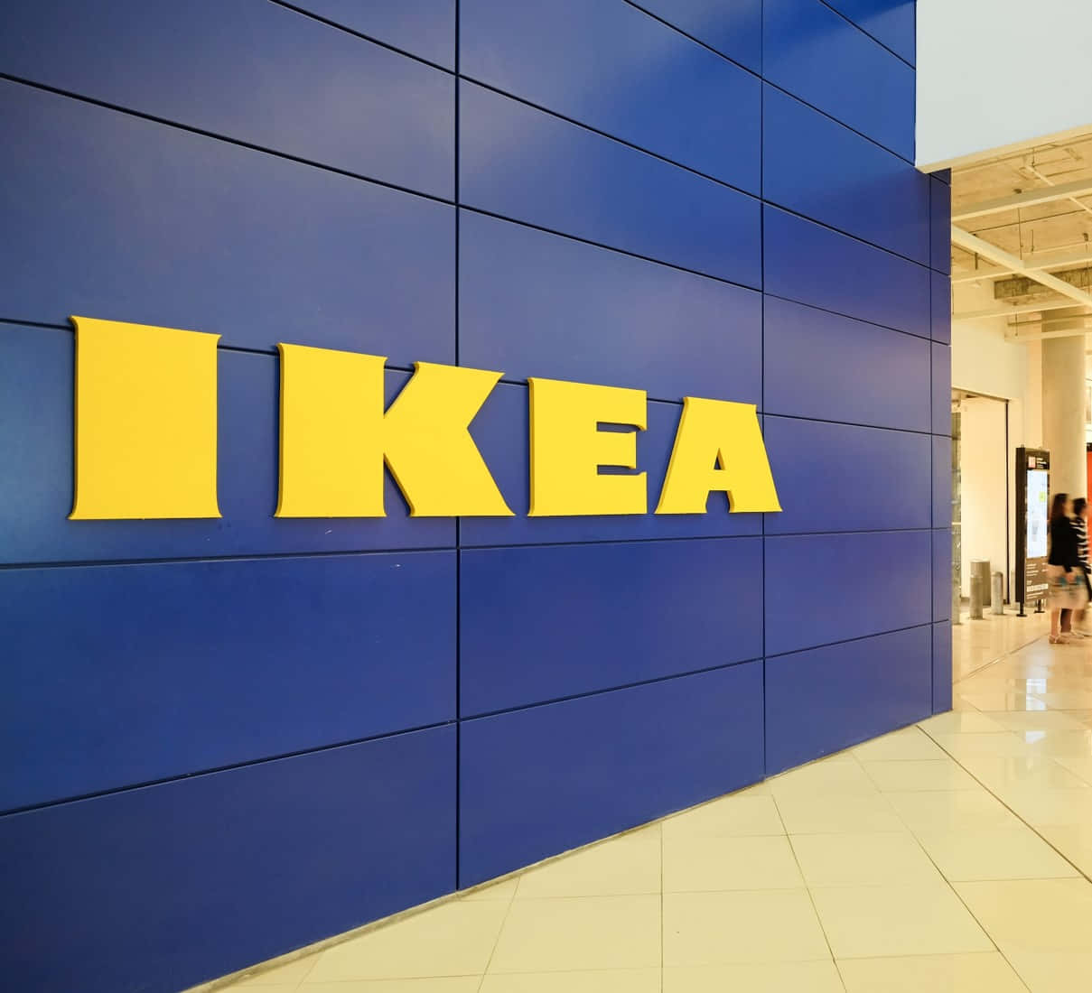 店內藍色瓷磚牆上掛著大型黃色IKEA標誌。