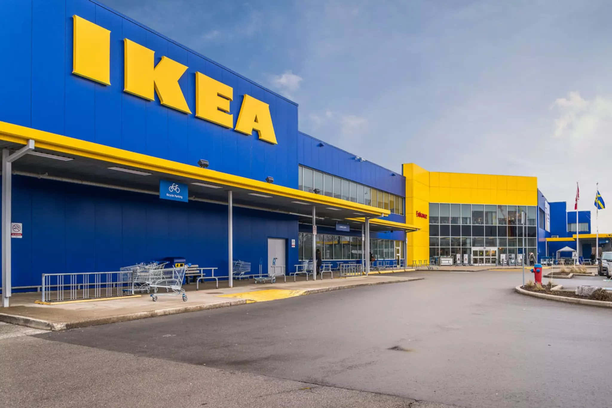 IKEA — 一座藍黃色建築物，附有停車場 壁紙
