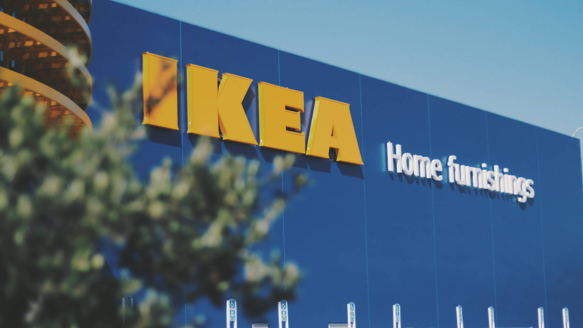 IKEA家居用品店外觀，藍色牆壁和黃色標誌，在晴朗的天空下。