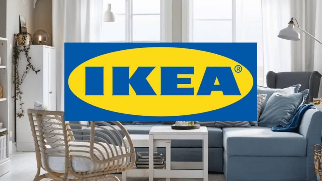 Ikea 標誌疊加在一個現代客廳上，配有藍色沙發和藤椅。
