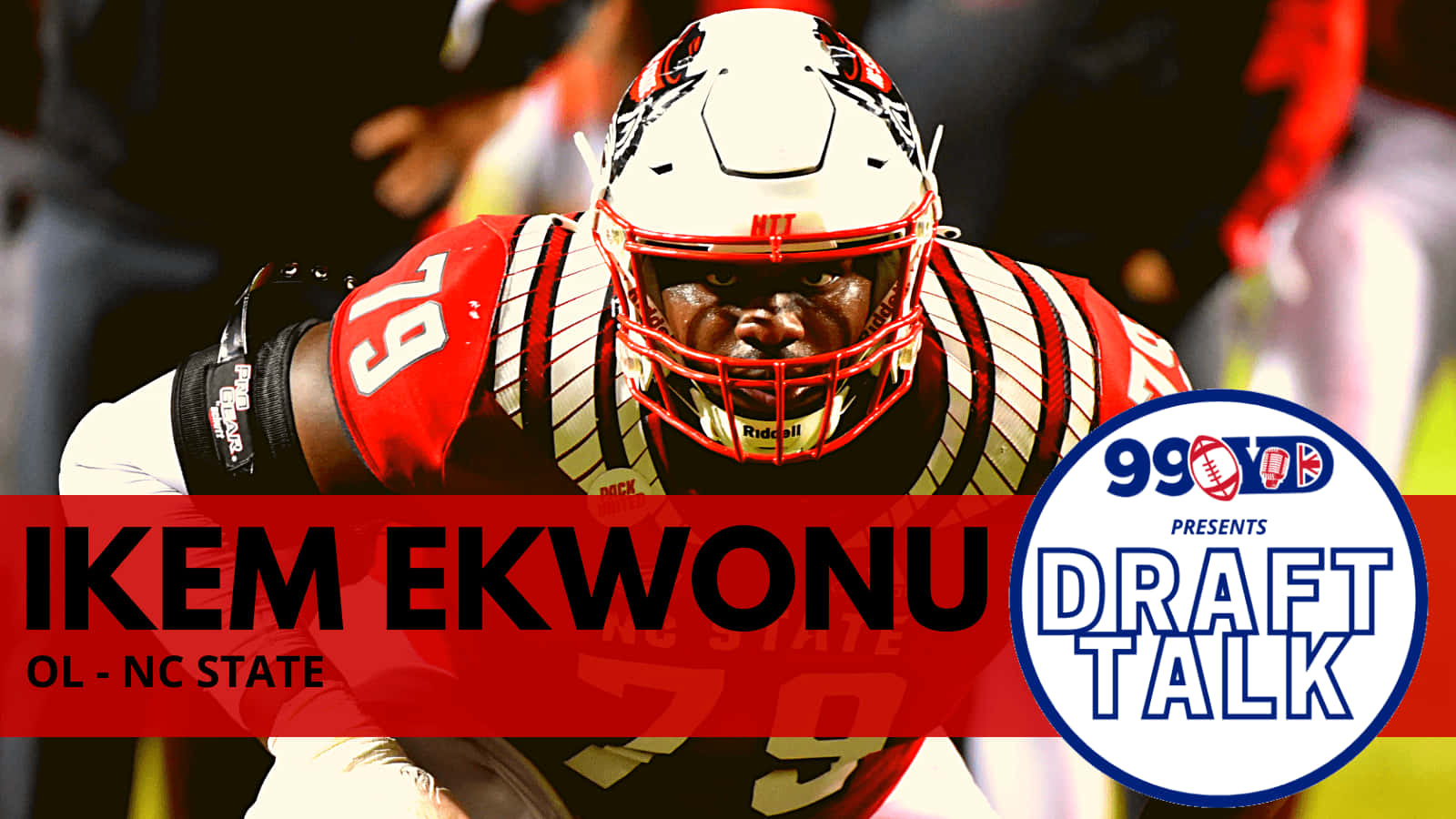 足球員Ikem Ekwonu在NC State球衣下於Draft Talk環節。