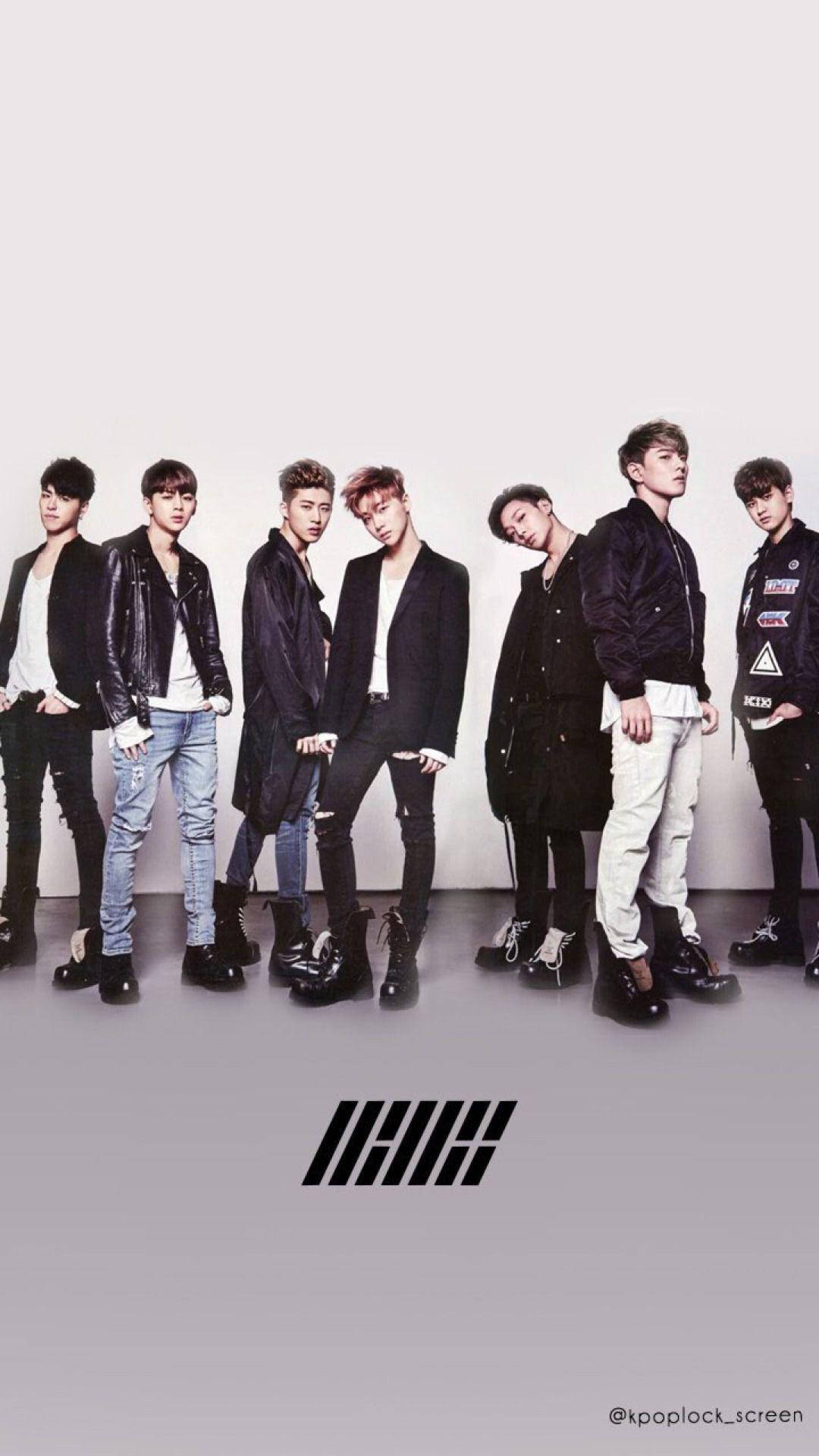 七位K-pop偶像穿著時尚服裝為宣傳照擺姿勢。