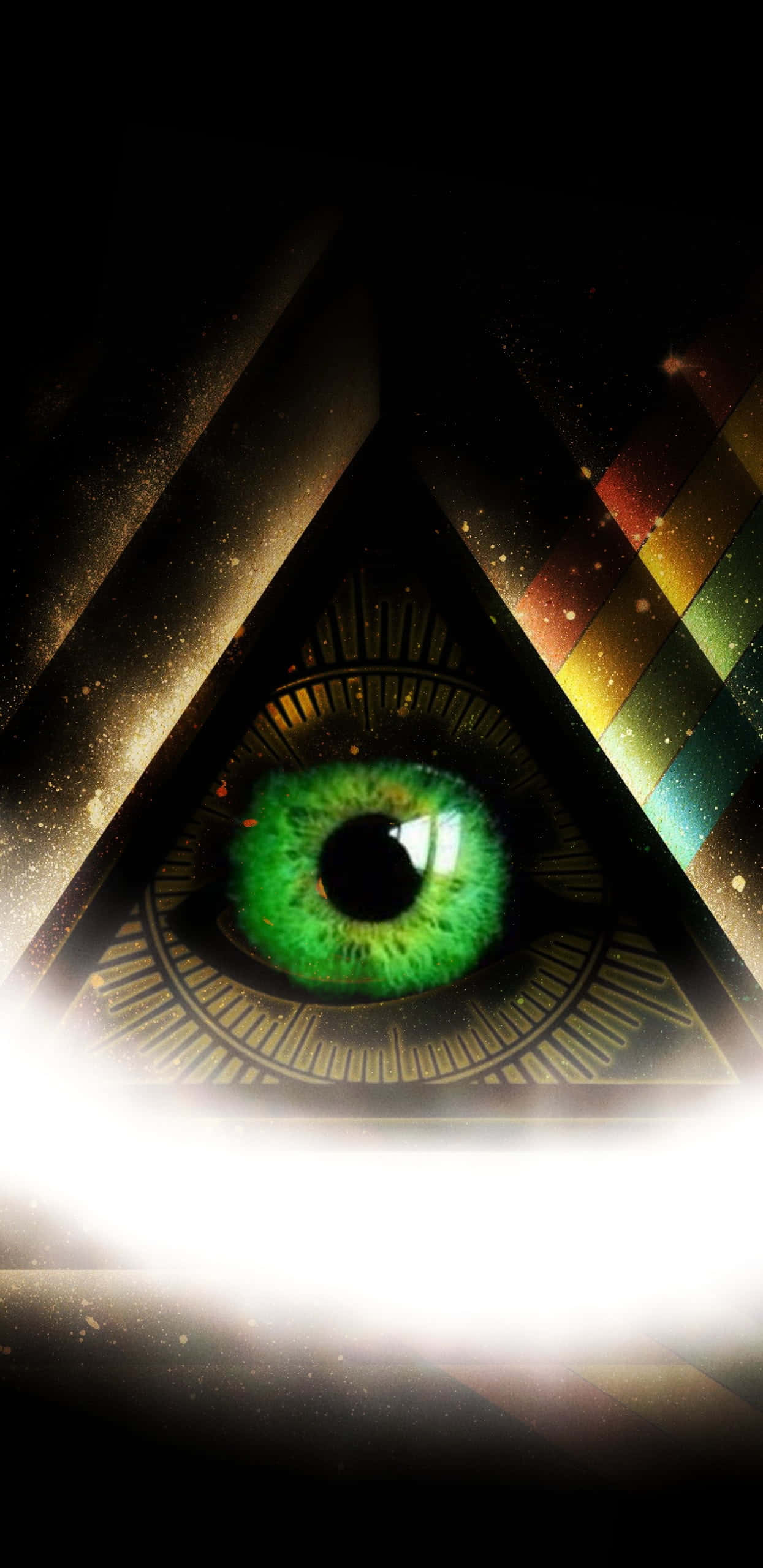 Illuminati 的全知之眼 壁紙 — 金字塔框架內發光的綠色眼睛，在繁星點點的黑暗背景下散發出宇宙光芒。