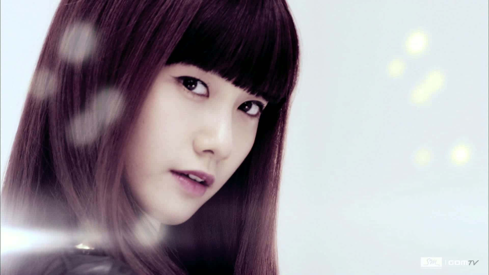 韓國女歌手Im Yoon Ah (少女時代) 壁紙 — 一位年輕黑髮女性的特寫肖像，柔和光線，背景模糊帶有散景燈光。