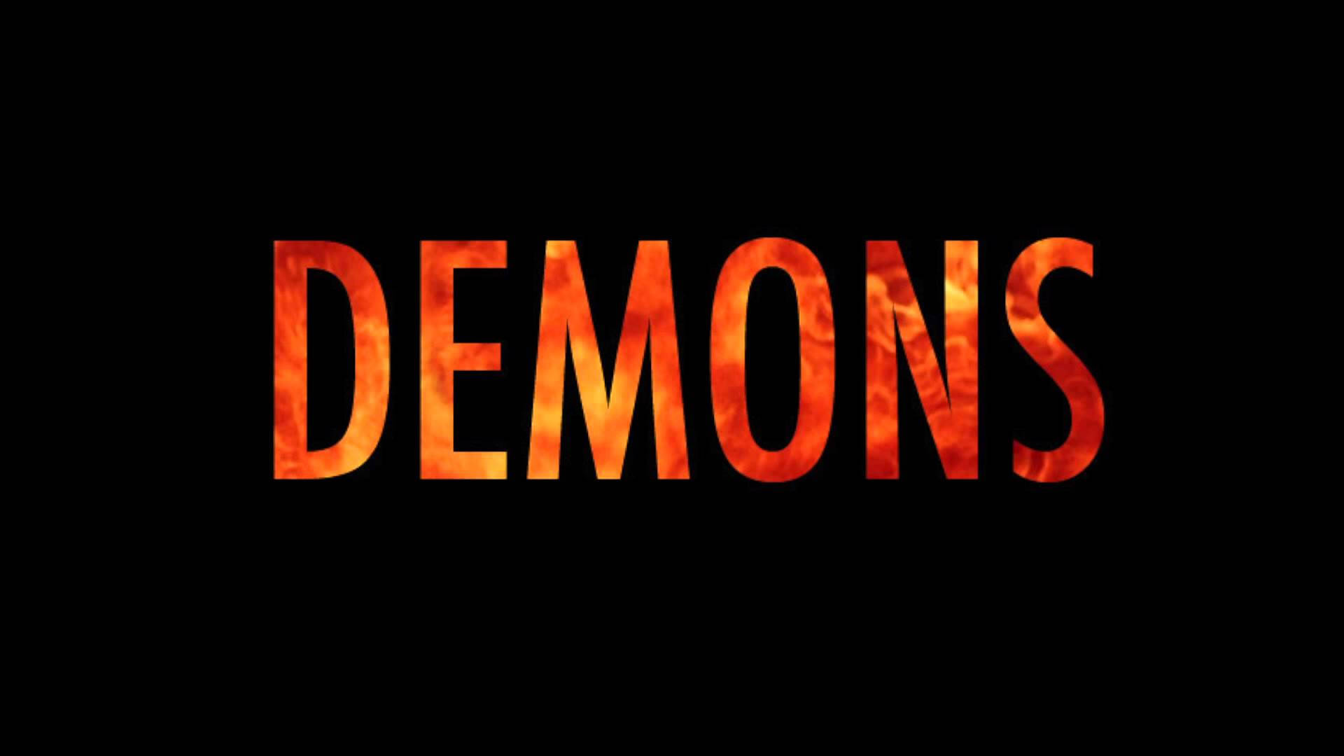 Imagine Dragons《Demons》專輯封面 壁紙 — 「DEMONS」一詞在純黑背景上閃耀著熾熱的橙色和紅色火焰。