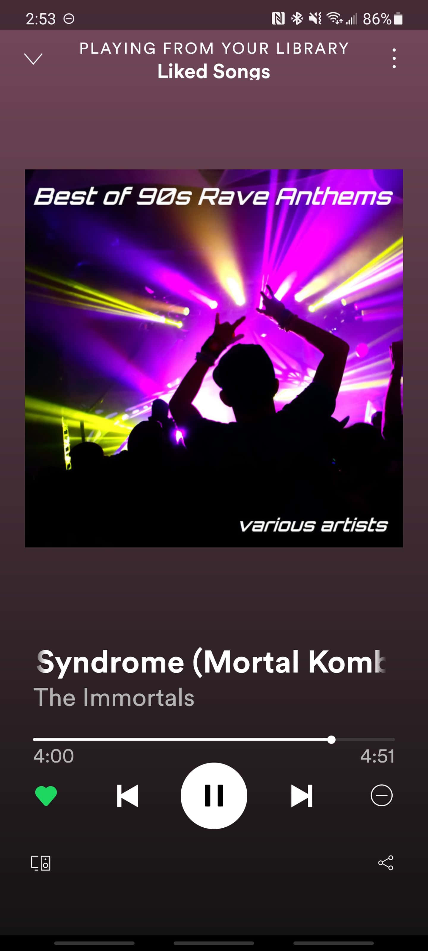 Immortals《Syndrome》歌曲圖片 壁紙 — 90年代銳舞派對中，紫色和黃色激光從上方照射下的剪影人群。