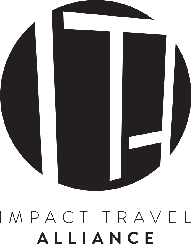 Impact Travel Alliance 標誌 壁紙 — 一個極簡標誌，在純綠色背景上，圓圈內有深綠色風格化的「ITA」字母。
