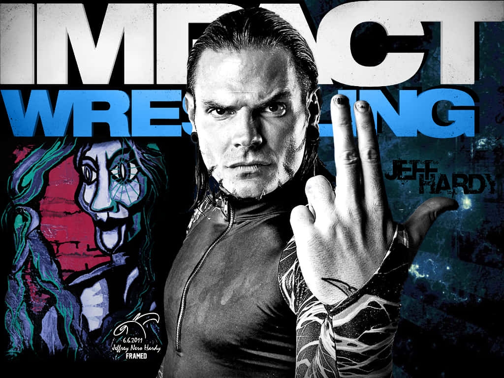 傑夫·哈迪為Impact Wrestling設計的海報 壁紙 — 摔角手 Jeff Hardy 舉起手展示三根手指，在 gritty 的 Impact Wrestling 背景下凝視著。