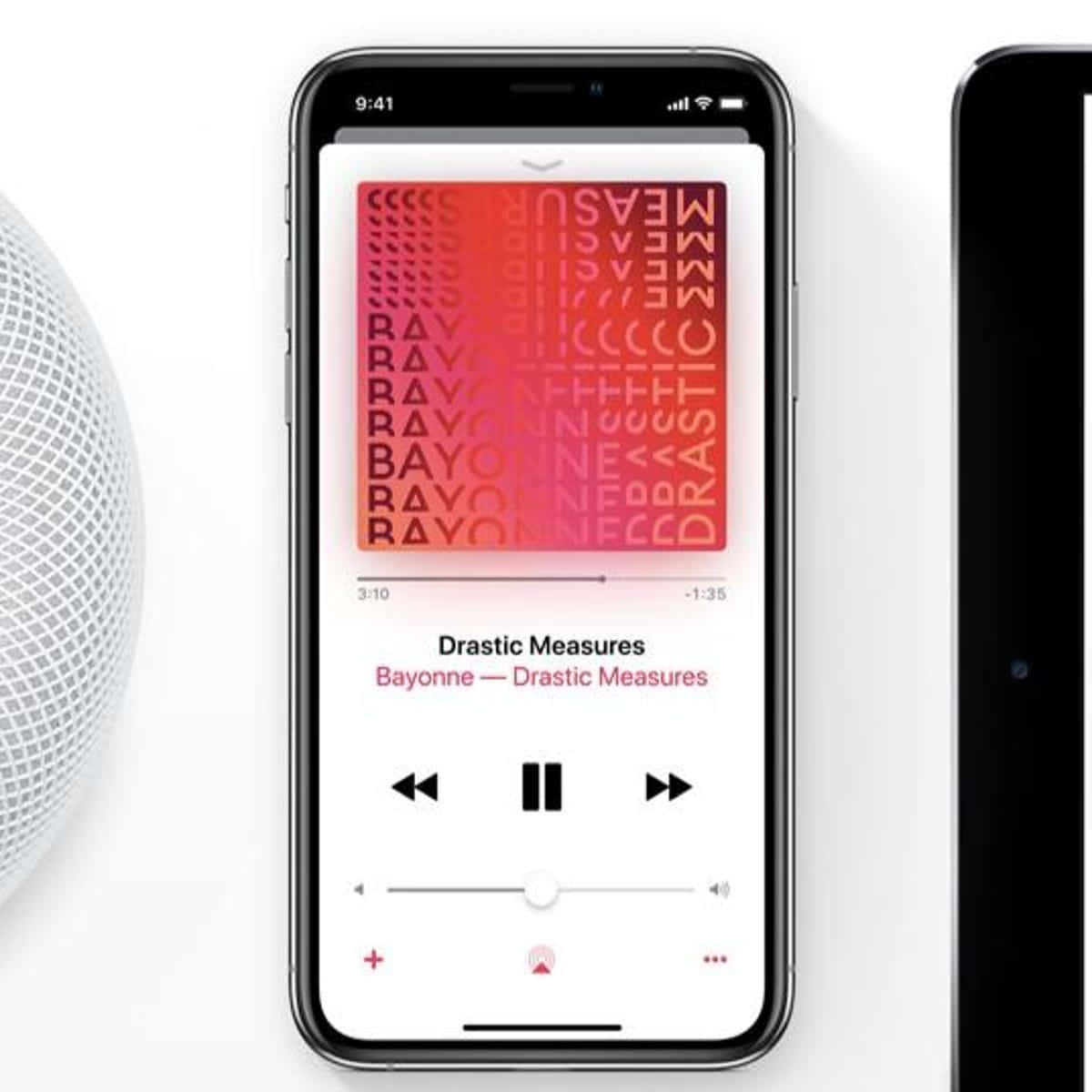 iMusic 播放器手機畫面 壁紙 — 一部智能手機顯示Bayonne的「Drastic Measures」充滿活力的紅色漸變專輯藝術，旁邊是一個智能揚聲器和平板電腦，放在乾淨的白色表面上。