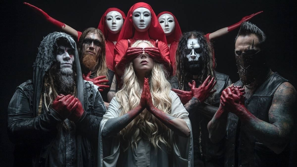 In This Moment《Mother》專輯 壁紙 — 一群手部和臉部沾滿鮮血、戴著紅色頭罩和面具的人物，在黑色背景前戲劇性地擺姿勢。