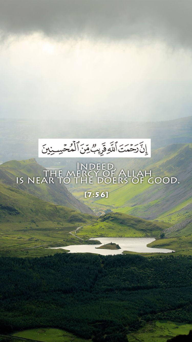 「Indeed The Mercy Of Allah」金句 壁紙 — 一個霧氣瀰漫的山谷，在戲劇性的雲層下有一個寧靜的湖泊，並帶有伊斯蘭經文疊加。