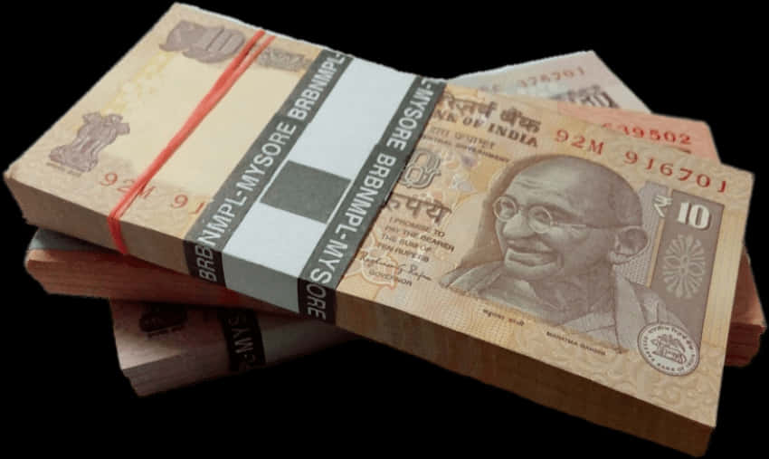 Indian Currency Ten Rupee Notes Bundle 壁紙 — 堆疊的印度盧比鈔票捆，用紅色和白色帶子綁著，背景為黑色。