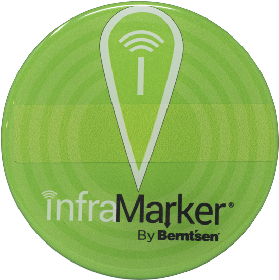 綠色 InfraMarker 飛盤 壁紙 — 一個有光澤的綠色圓形按鈕，帶有白色位置圖釘圖標，帶有Wi-Fi波紋和文字「infraMarker By Berntsen」。