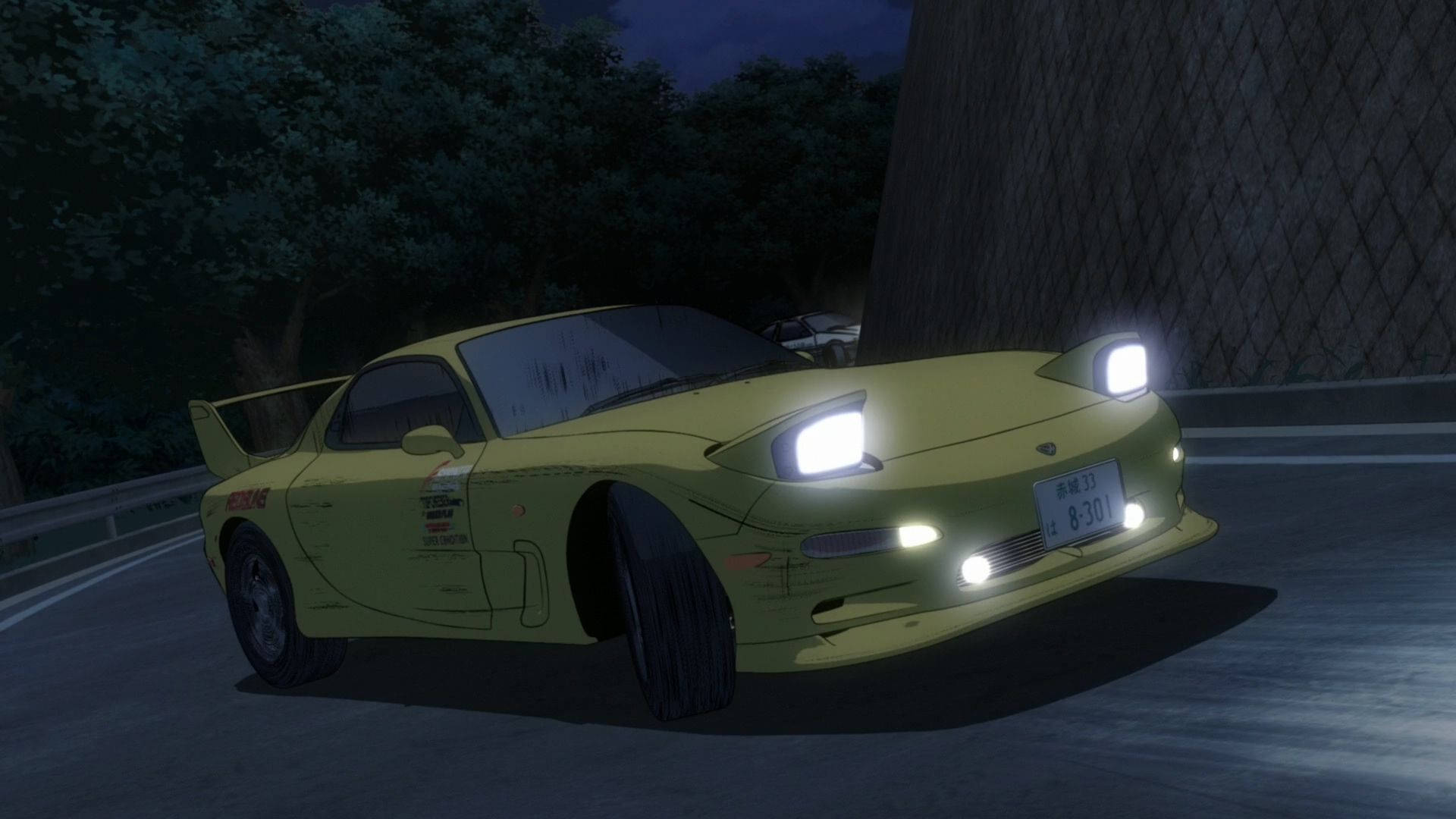 黃色跑車在夜間黑暗道路上飄移，車頭燈明亮。