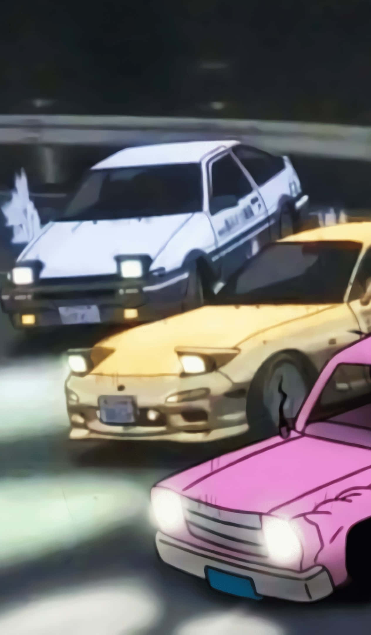 Initial D 電腦手機三色車款壁紙 壁紙 — 三輛動漫風格汽車在黑夜中，在潮濕的道路上，車頭燈閃爍，在黑暗的天空下競速。