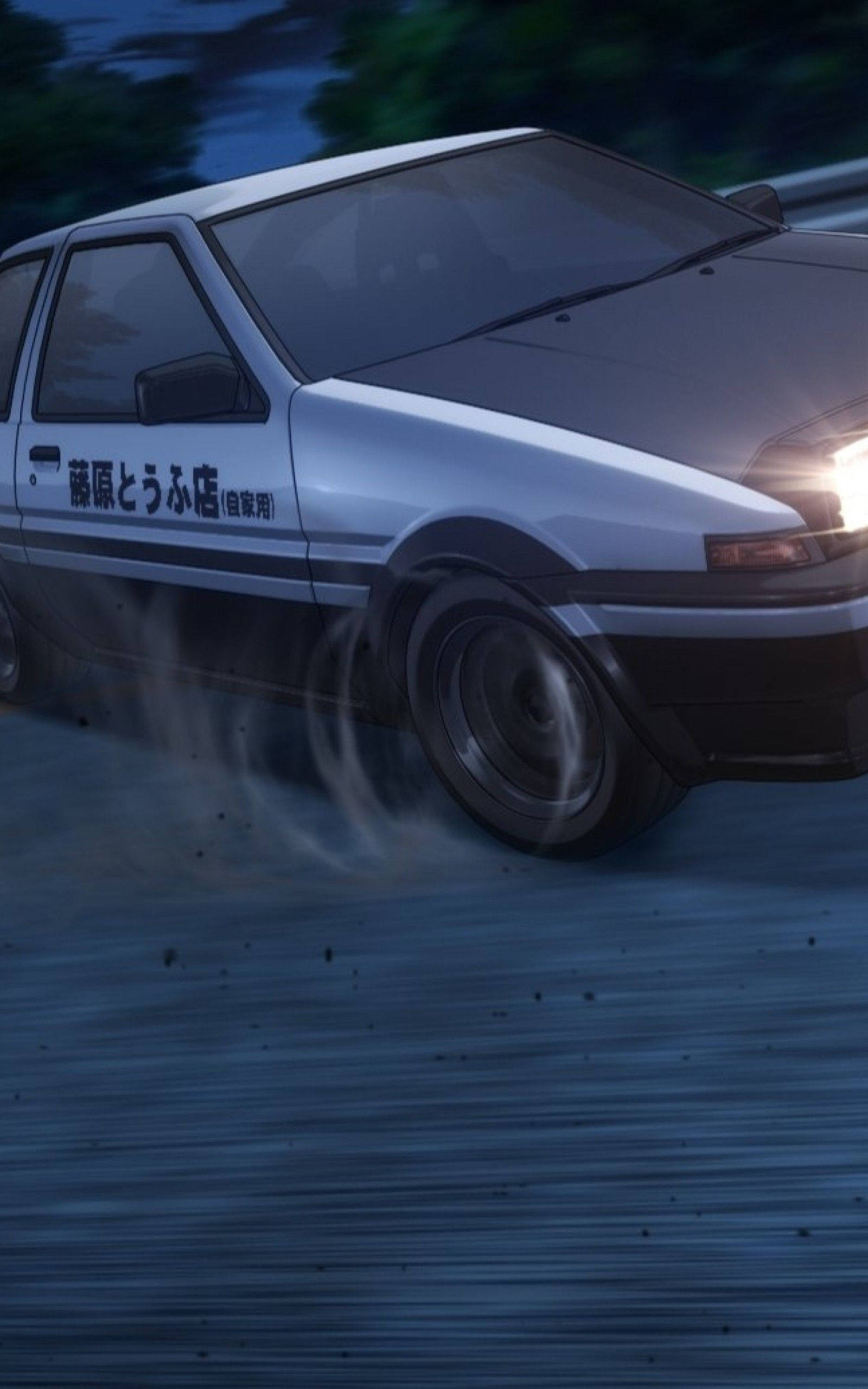 Initial D 飄移動作 壁紙 — 一輛銀色AE86在夜間飄移，發光的頭燈在潮濕的道路上揚起霧氣。