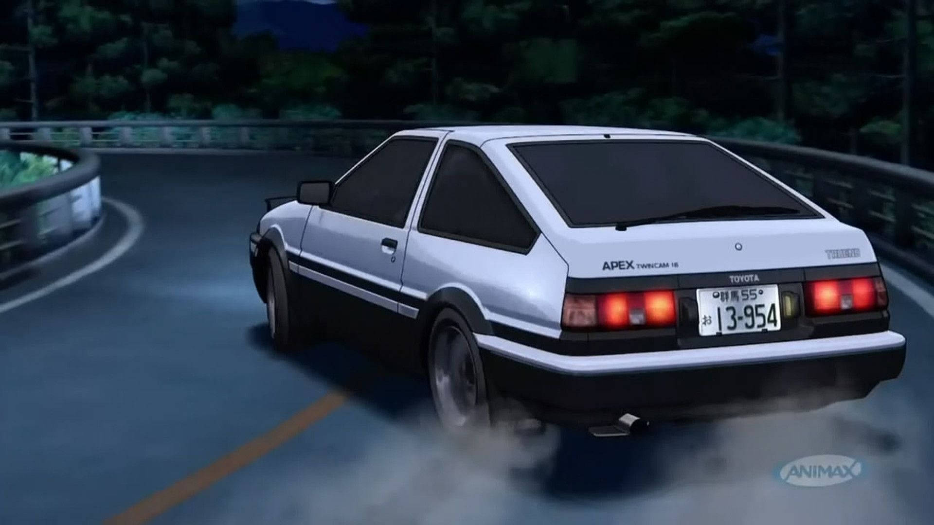 銀色AE86在夜晚的山路上飄移，伴隨煙霧和發光的尾燈。