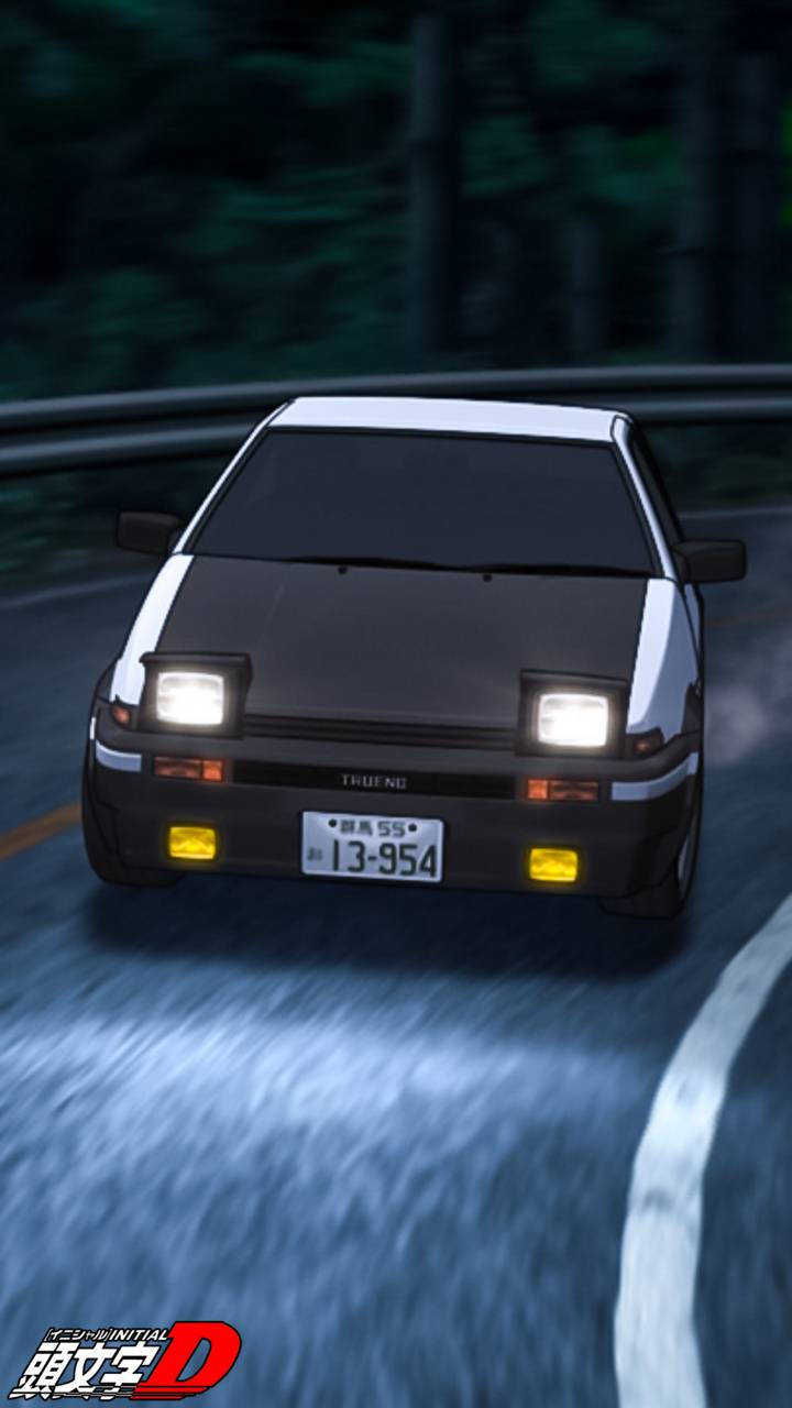 黑白AE86在夜間於雨濕的森林道路上奔馳。