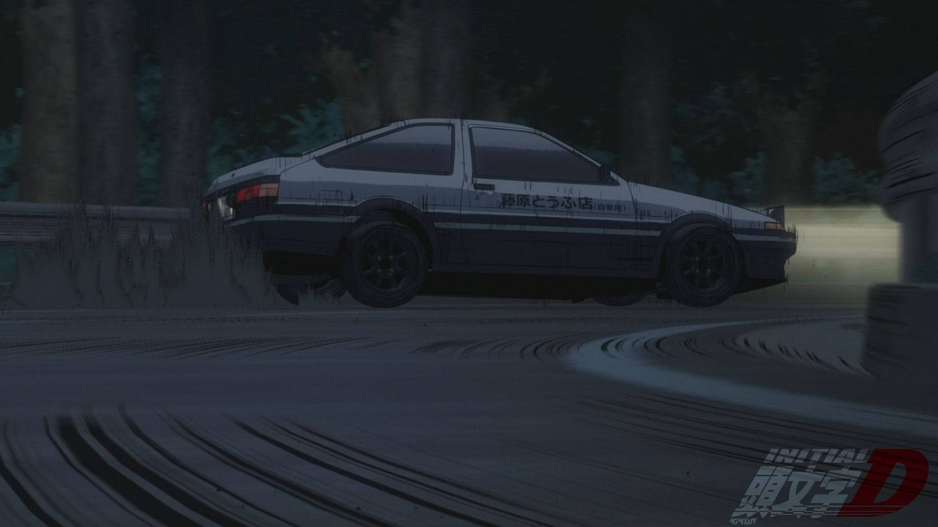 白色AE86在夜間濕滑的森林道路上以動漫風格飄移。