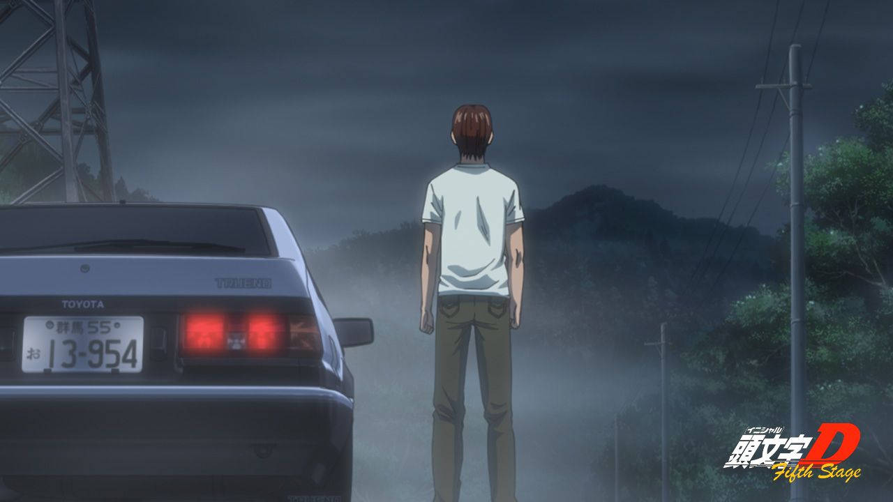 動漫男孩在暴風雨的天空下站在豐田Trueno旁邊。