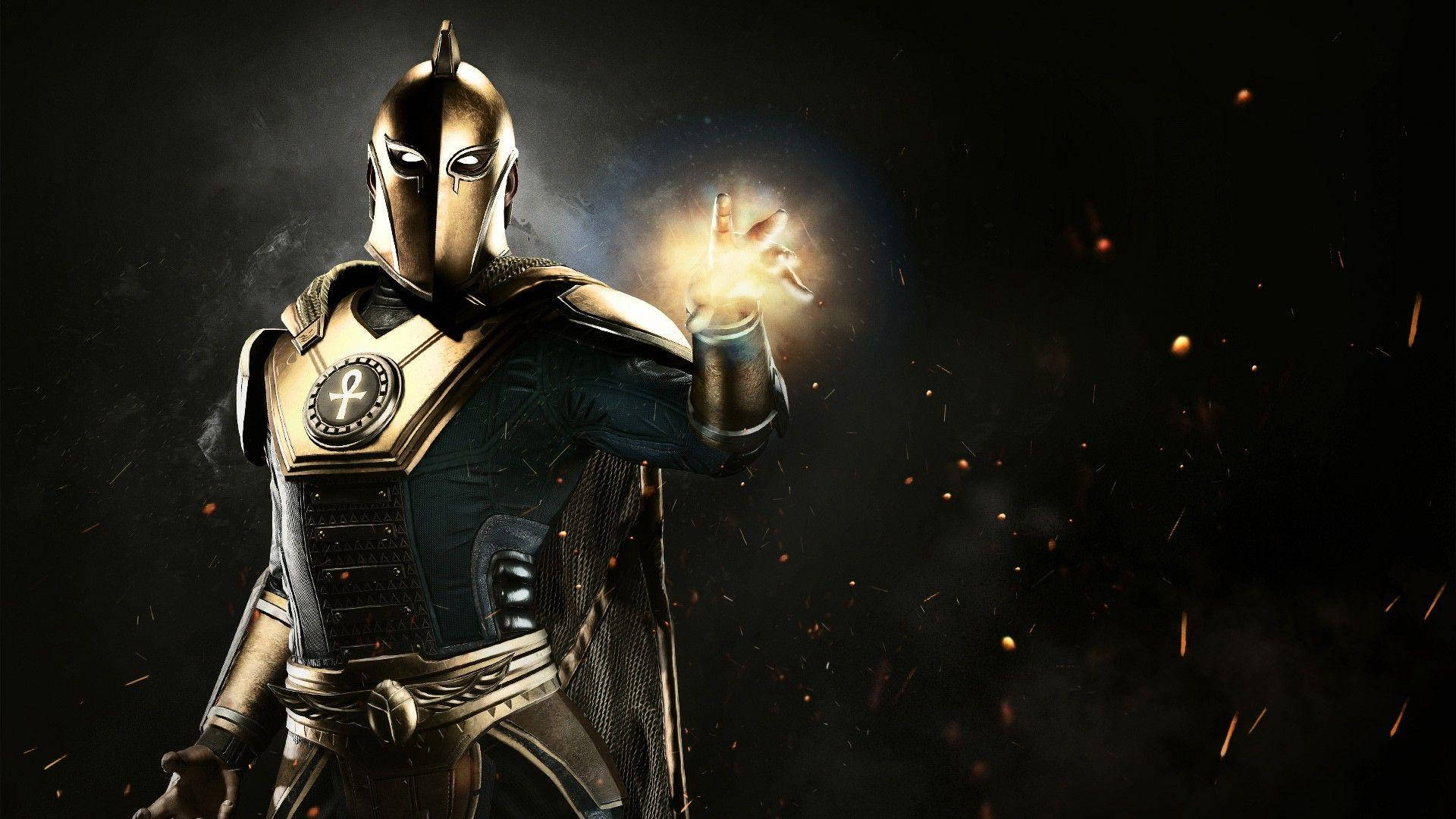 《Injustice 2》中的博士法特 壁紙 — 一個金色裝甲戰士，發光的手，站在黑暗背景前，周圍有漂浮的餘燼。