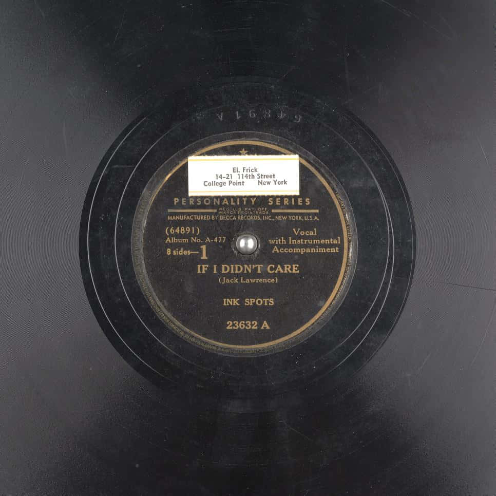 Ink Spots 嘅歌曲《If I Didn't Care》嘅復古黑膠唱片標籤近鏡。