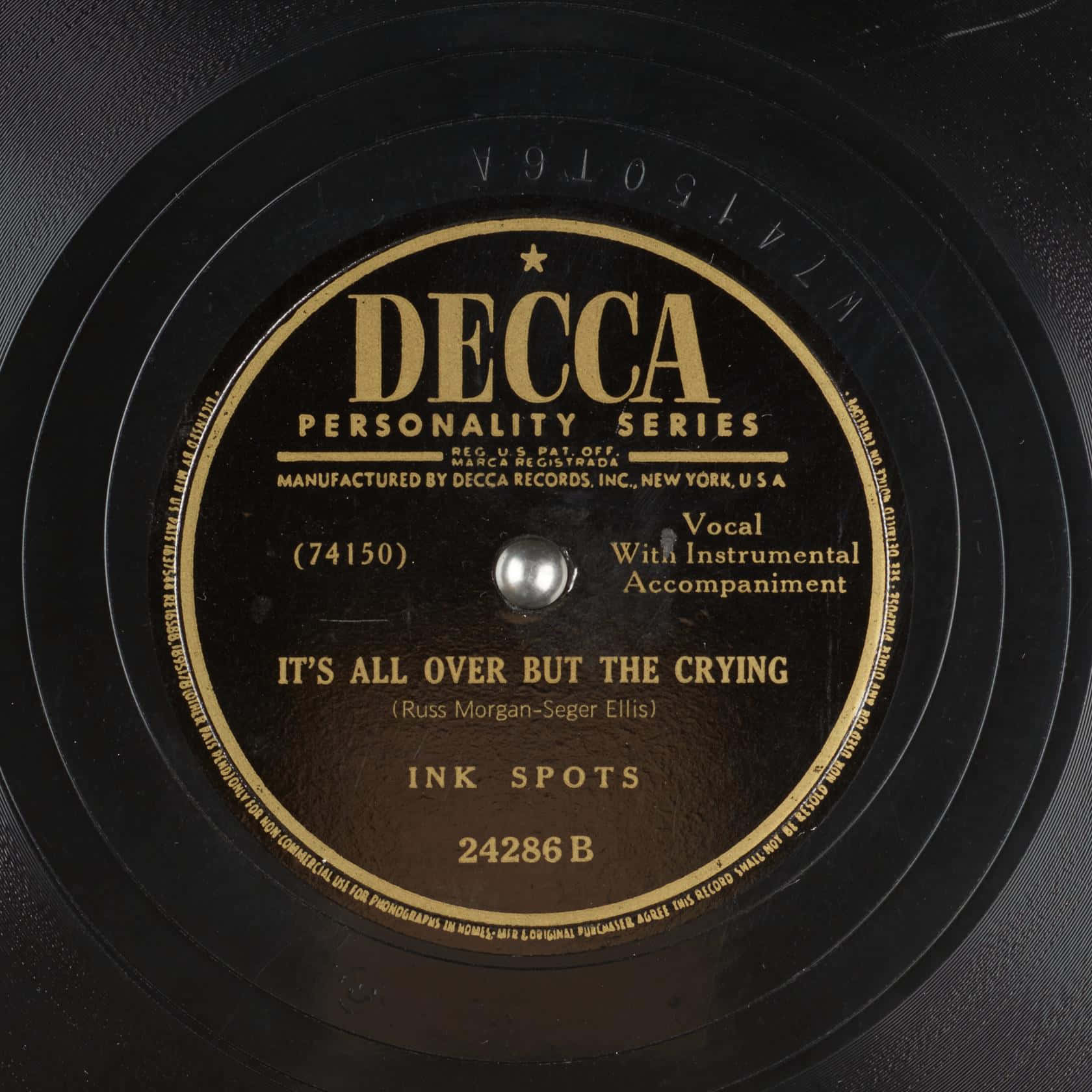 特寫鏡頭：復古 Decca 唱片標籤，顯示歌曲名稱和藝人姓名。