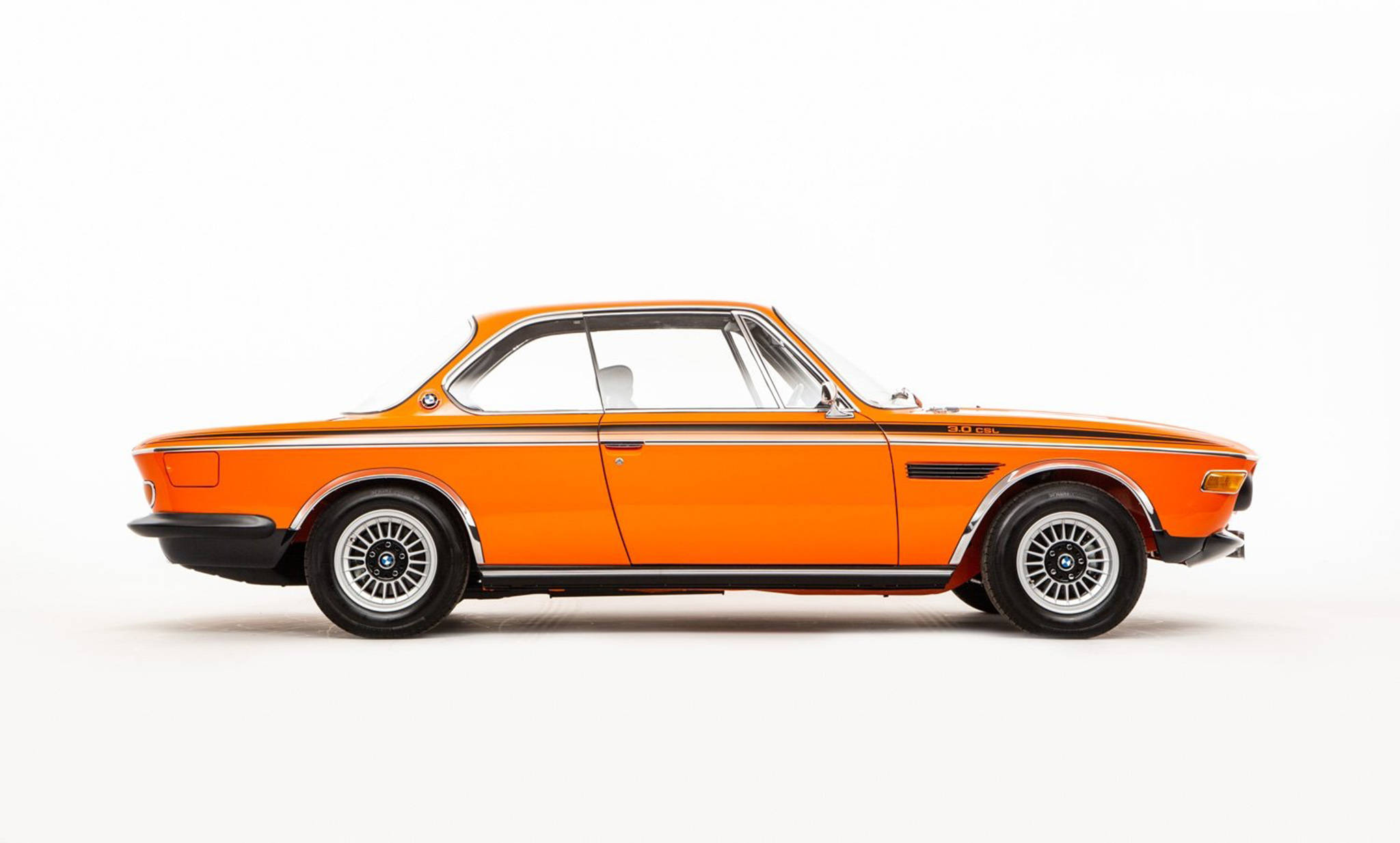 Inka經典BMW原型車 壁紙 — 充滿活力的橙色經典BMW 3.0 CSL雙門轎跑車，在乾淨的白色工作室背景下展示完整側面輪廓。