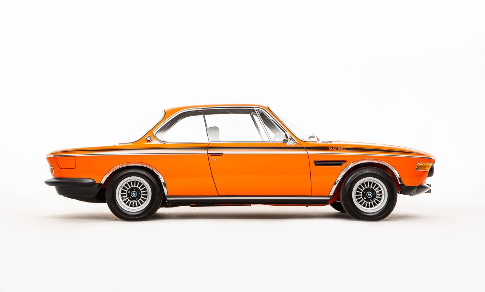 橙色BMW 3.0 CSL經典跑車工作室側面輪廓