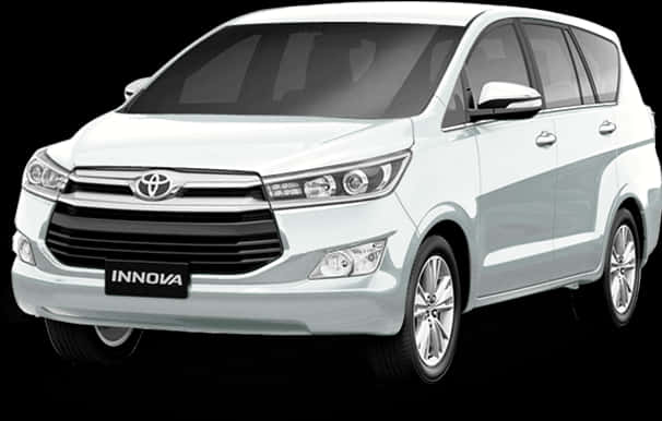 白色豐田Innova MPV 壁紙 — 一輛時尚的白色豐田 Innova 小型客車在黑色背景前展示，工作室燈光凸顯其現代設計。