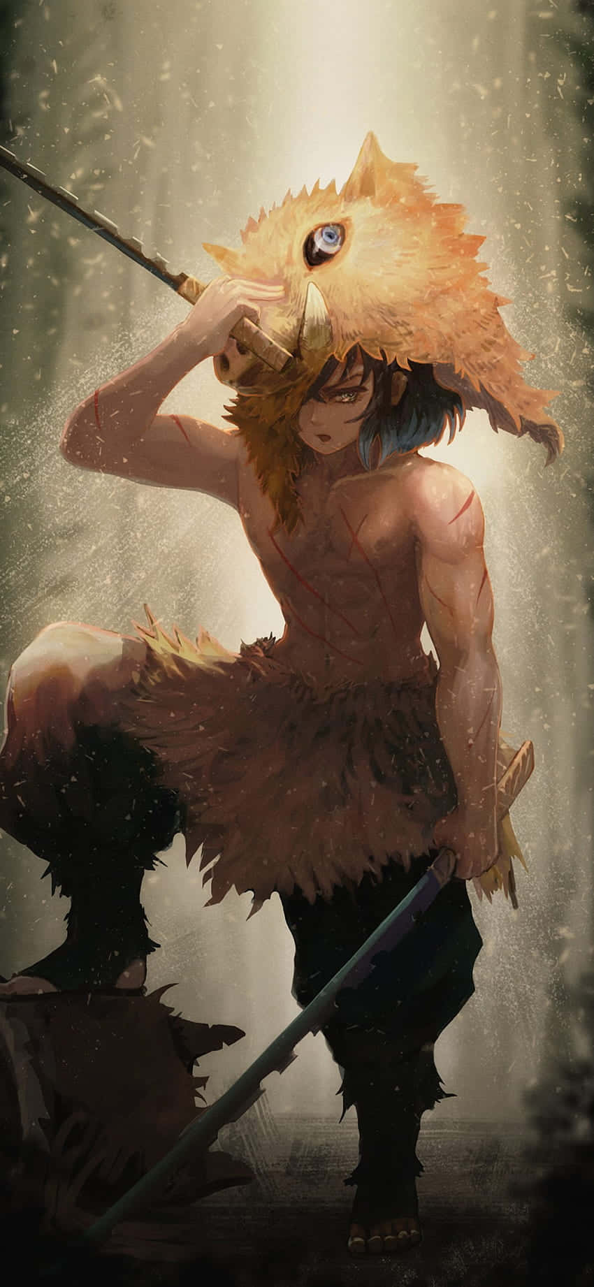 Inosuke 武士姿勢藝術作品 壁紙 — 一位肌肉發達的動漫戰士，戴著狐狸面具，藍色頭髮，在迷霧籠罩、雨水浸濕的森林中跪著，手持一把劍。