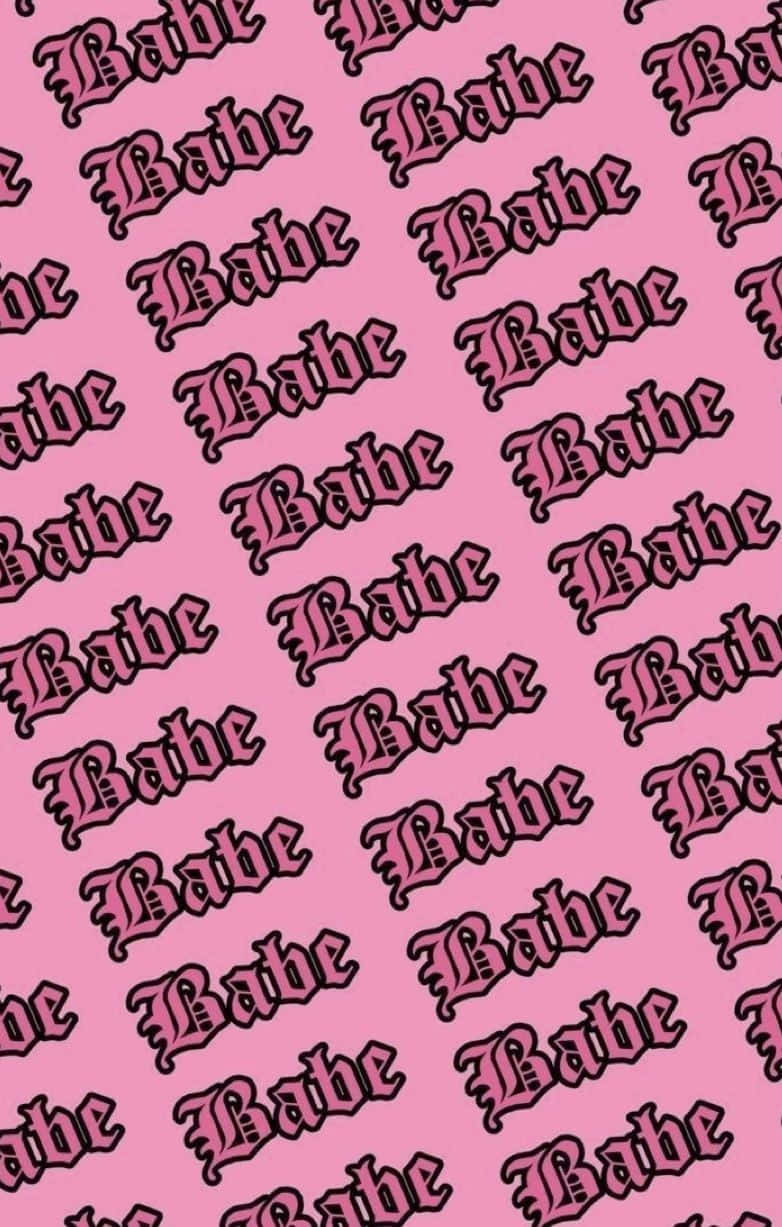 Insta Baddie 粉紅 Babe 壁紙 — 粉紅色背景上重複帶有黑色哥德式字體的「Babe」文字。