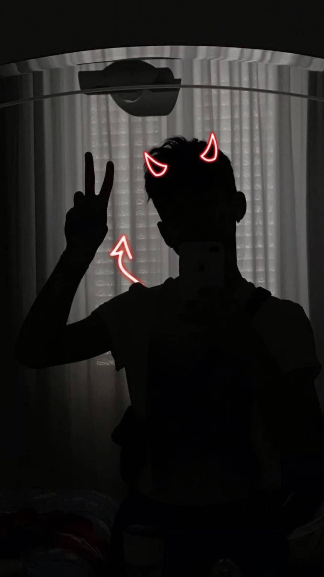 魔鬼剪影塗鴉Instagram頭像 壁紙 — 一個人的剪影，帶有發光的紅色惡魔角和和平手勢，背景是昏暗的窗戶。