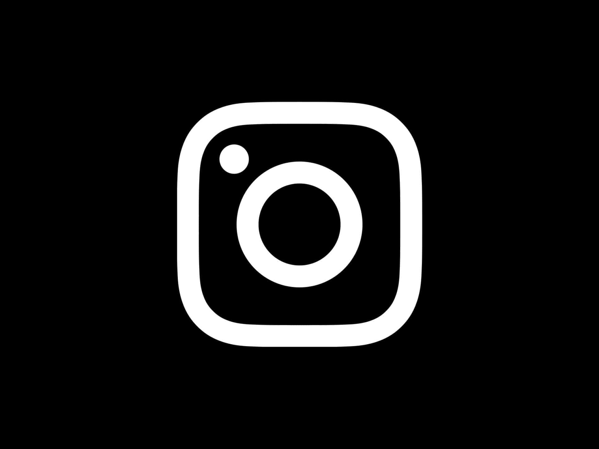 Instagram 白色輪廓標誌黑色背景 壁紙 — 一個極簡的白色Instagram標誌，居中放置在純黑色背景上。