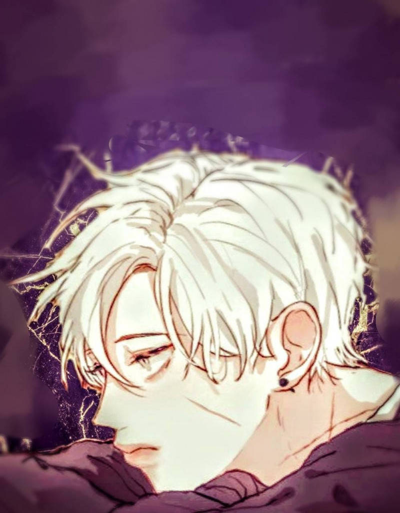 金髮動漫男孩Instagram頭像 壁紙 — 一個憂鬱的動漫男性，白髮，戴著黑色耳環，在陰鬱的紫色背景下向下凝視。
