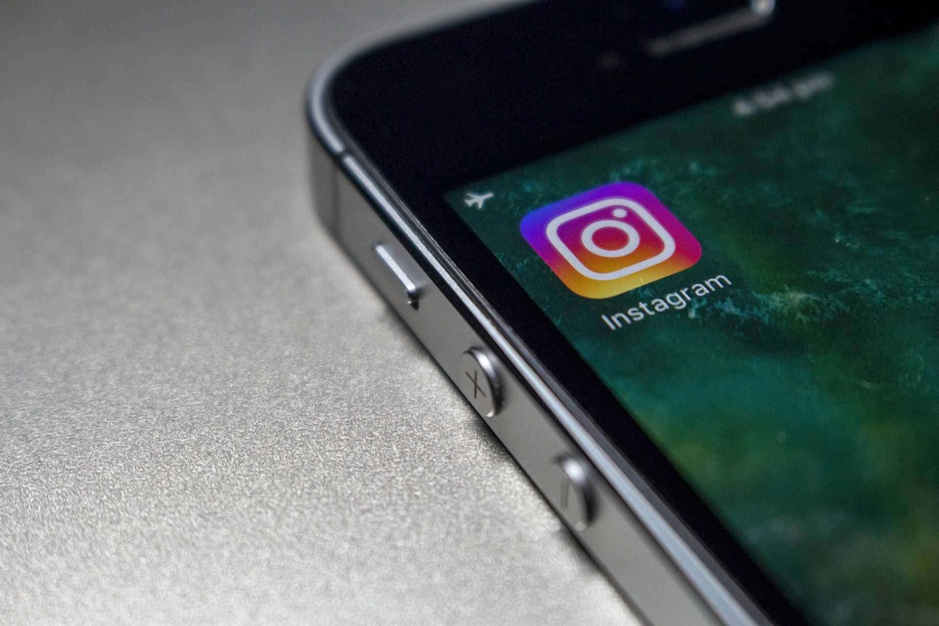 Instagram 是一個讓用戶分享相片和影片的社交媒體平台 壁紙