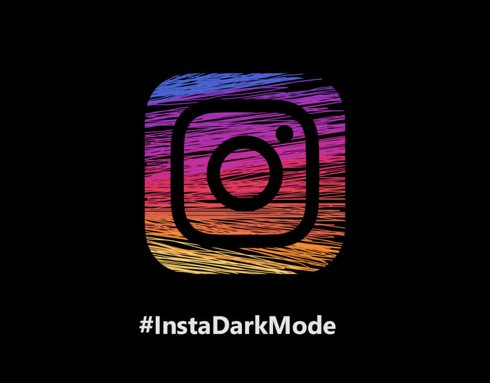 Instagram 應用程式圖示，帶有彩色條紋和深色模式主題標籤文字。