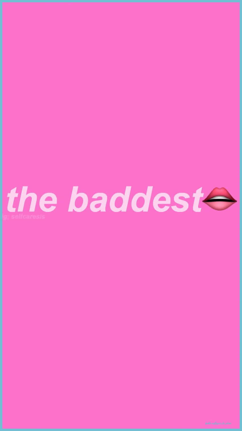粉紅色背景，白色文字寫著 the baddest 和一個紅色嘴唇表情符號。