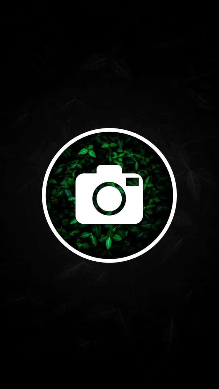深色背景上圓形內有白色相機圖示和綠色葉子
