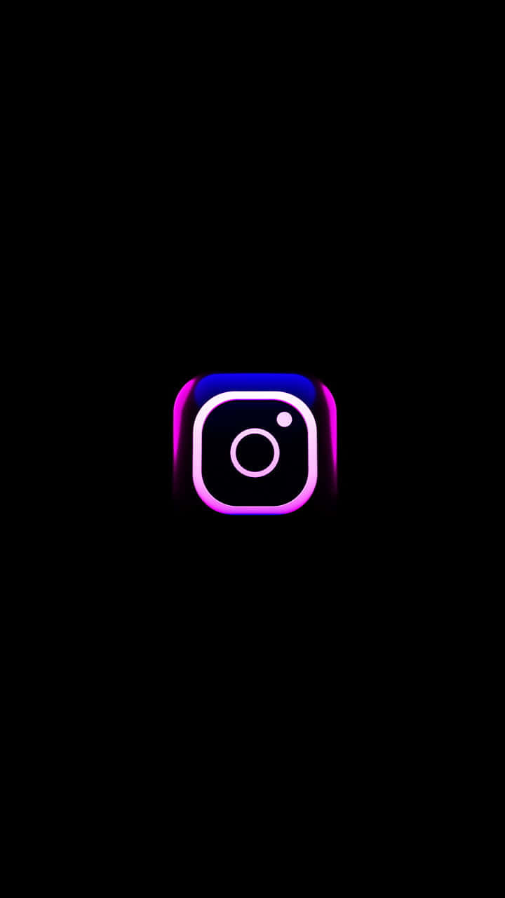 霓虹Instagram標誌在黑色背景上發出紫色和藍色光芒