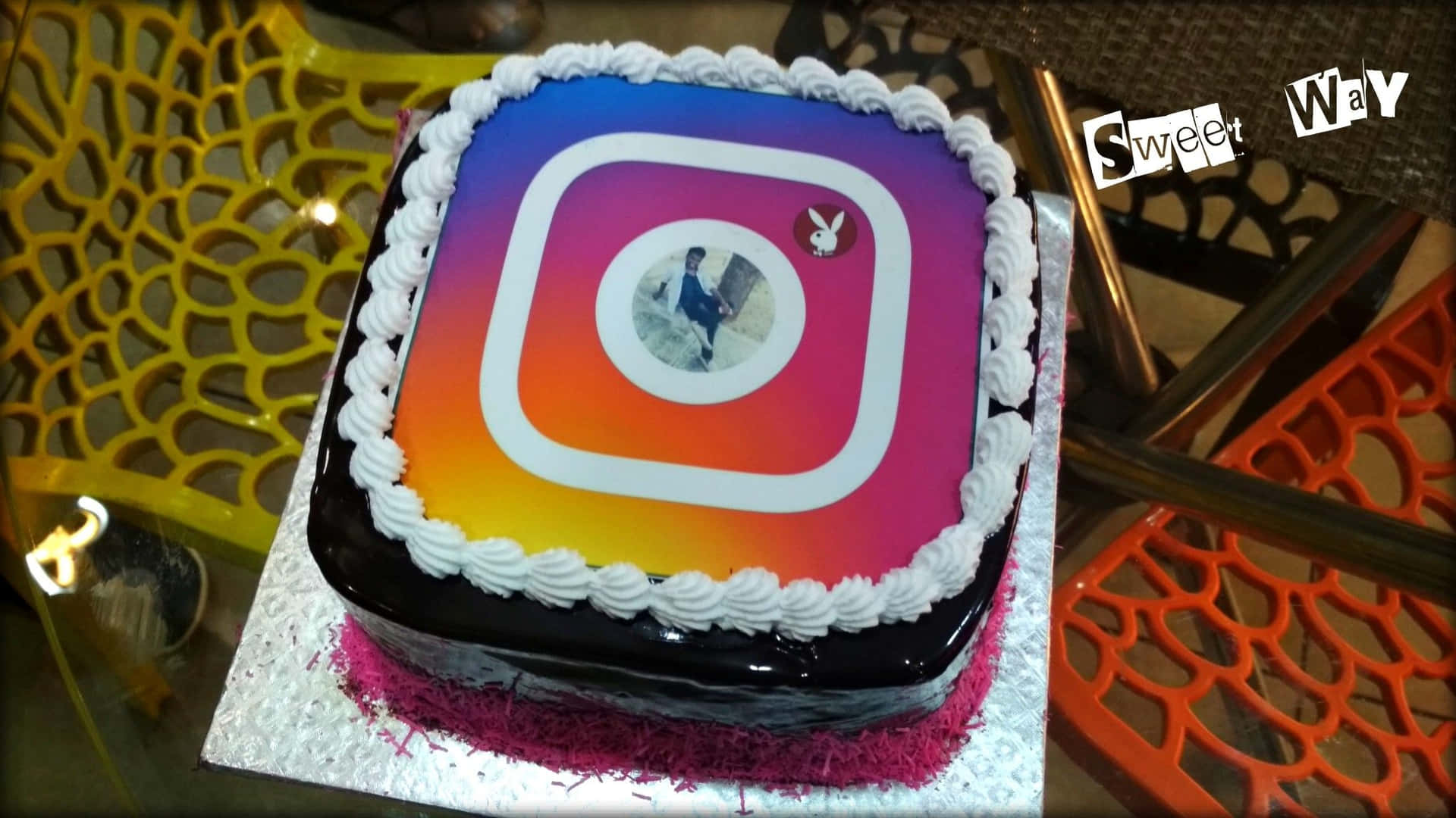 Instagram標誌蛋糕，中央有照片，白色糖霜邊緣。
