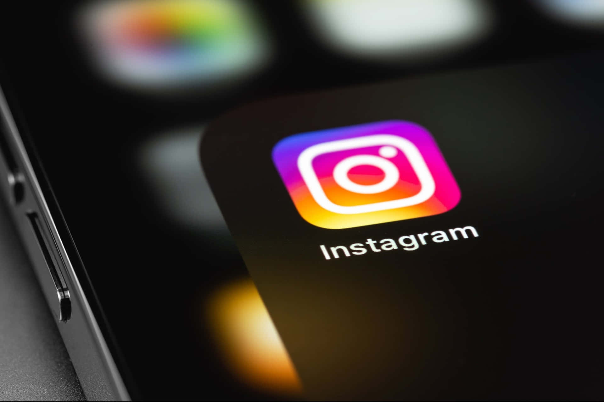 Instagram應用程式圖標在智能手機屏幕上發光