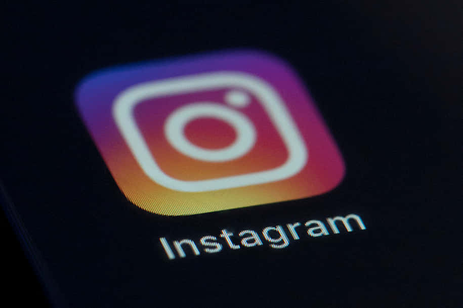Instagram應用程式圖標在深色模式下的智能手機屏幕上顯示。