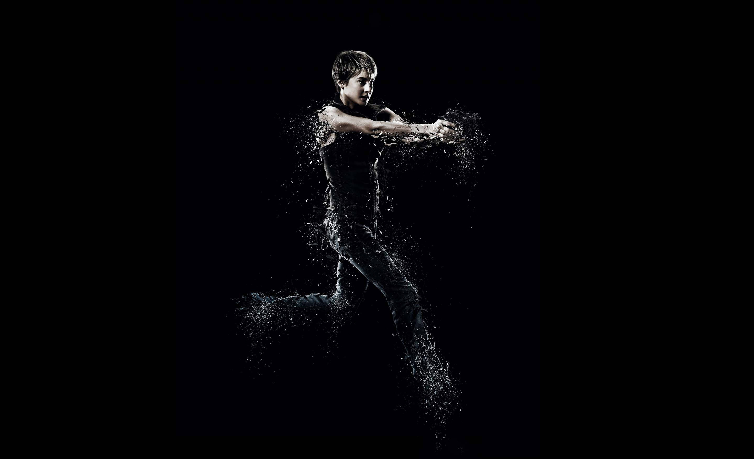 莎莉賽恩伍德利《Insurgent》電影角色海報 壁紙 — 一個年輕男子在動態中，對著純黑背景潑水，形成戲劇性的高對比照片。
