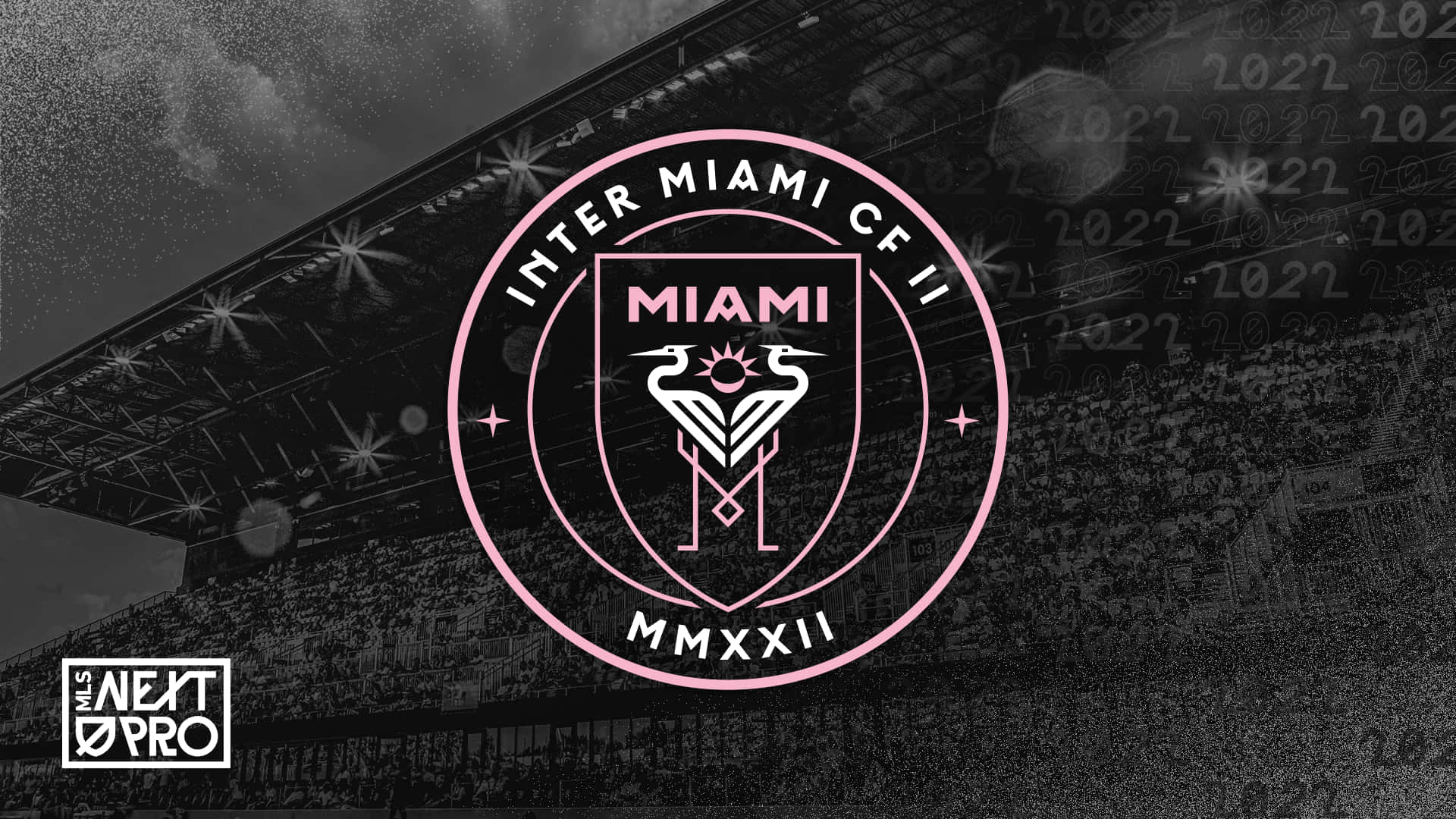 Inter Miami FC 2022 隊徽圖形設計 壁紙 — 一個黑白球場場景，發光的粉紅色 Inter Miami CF II 標誌疊加在看台和重複的年份數字上。